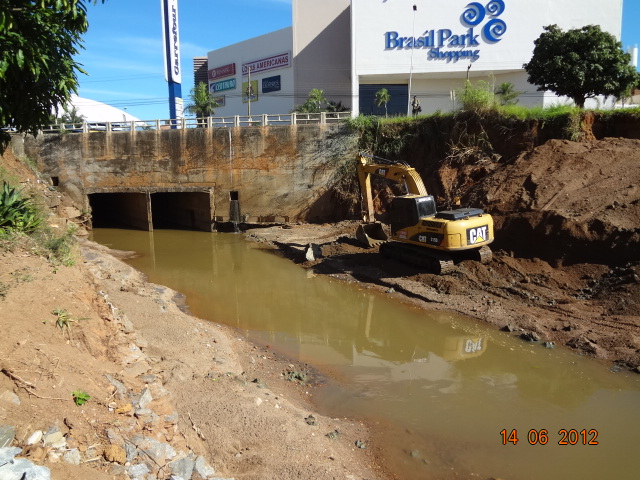 Infraestrutura Urbana - Canalização em gabião do Córrego das Antas